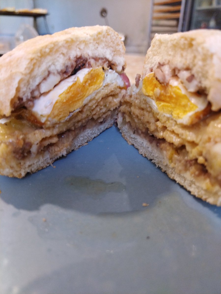 latazzadememo's tweet photo. Torta de chilaquiles verdes con huevo ciego... #desayunostazza #antojosTazza #slplife #slp #ColonialModernaSLP #CP78233 https://t.co/kqnNkOm64X