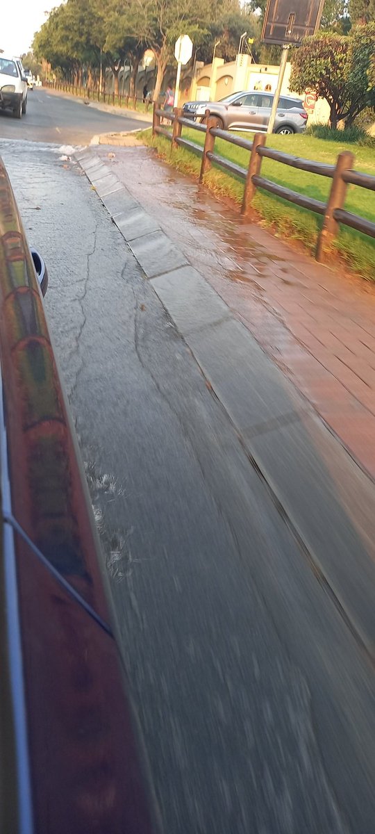 MonnieDe's tweet photo. @JHBWater there is still no one there to fix this problem 11 hours without water many people have logged this with you and everytimE you answer with "what is the address?'. Please send a team to fix this problem. It's 34 degrees outside and you telling people to "stay hydrated"! https://t.co/UkRciWixdv