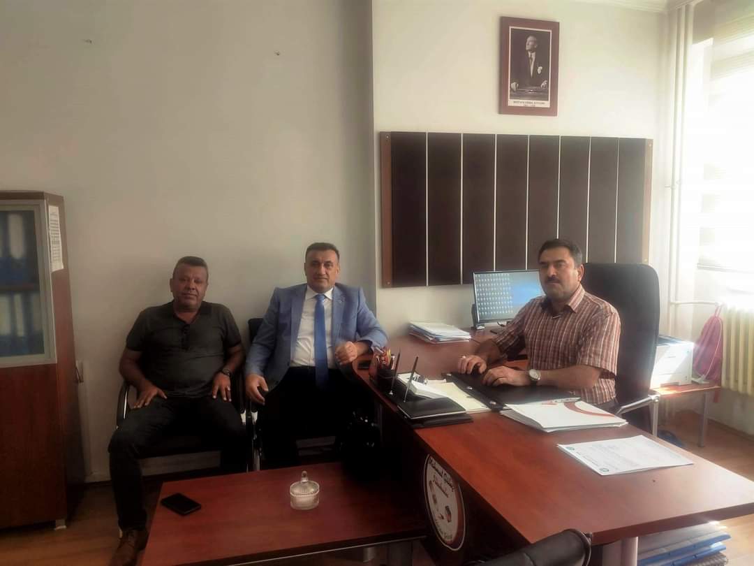 Yeniden Yönetici Atamayla Şahinbey, Mahmut Güleç İlkokulu’na okul müdür yardımcısı olarak atanan üyemiz Sayın Mehmet ÖZBAY’a Şube olarak hayırlı olsun ziyareti yaptık.
Değerli okul müdür yardımcımız Sayın Mehmet ÖZBAY’a yeni görevinde başarılar dileriz.