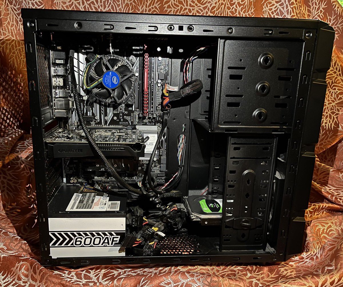 LeansyOne's tweet photo. คอมพิวเตอร์เล่นเกม gta fivem valorant  Intel core i57400 3.50 GHz Ram Corsair DDR4 2400 MHz 8 GB Mainboard Prime H270-PLUSH Graphic Card GeForce Gtx 1050 2GB Power Supply RX-600AF 80 Plus สอบถามเพิ่มเติมทักแชท #คอมพิวเตอร์ #เกม #VALORANTChampions #VALORANT #GTAOnline #fivem https://t.co/GkxAPFZVUb