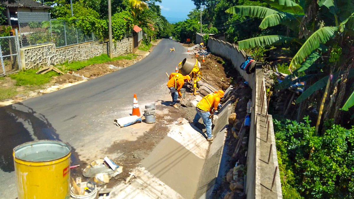 "En más puntos del país, implementamos obras para prevenir inundaciones por lluvia. 

Construimos cunetas de concreto en carretera desde Mercedes Umaña hacia Berlín, Usulután." <a href="/FOVIALITO/">FOVIAL</a>