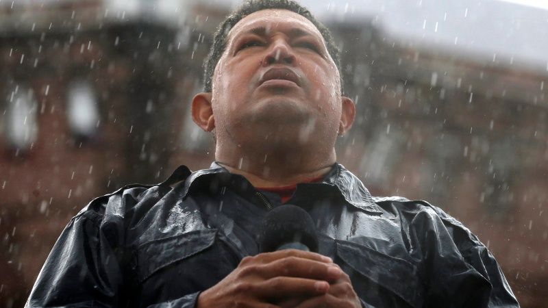 AnibalGarzon's tweet photo. Hace hoy 10 años Chávez dió uno de los discursos que quedó en nuestra memoria. Discurso en Caracas en el cierre de campaña de las presidenciales donde miles de personas pese a la lluvia no se movieron para escuchar al Comandante en el que fue su gran último acto de masas https://t.co/3fkBaSeN9v