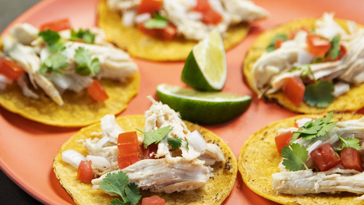 Why’d the chicken cross the road? 🐓To get to these delicious tacos for #TacoTuesday! 🌮🌮🌮

#DelRealFoods #TasteTradicion

bit.ly/3xhaSjC
