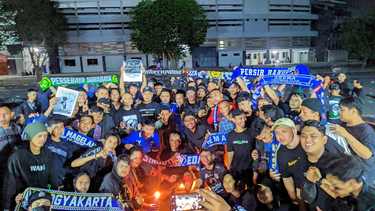 Pasoepati's tweet photo. para tokoh beberapa komunitas suporter ini, setelah acara doa bersama usai, duduk bersama, membahas bagaimana langkah selanjutnya mengawal tragedi Kanjuruhan, agar dapat diungkap secara tuntas 🙏🏻 https://t.co/vHyRXSuBhV