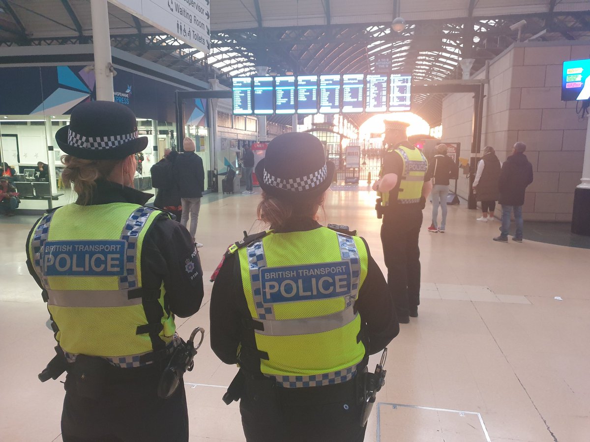 Hull officers were out on patrol last night engaging with staff and members of the public. #61016 #OneBTP #RailwayGuardian #SeeItSayItSorted