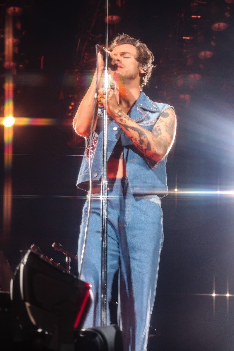 beatlesrry's tweet photo. 🏡🤠HARRY’S HOUSE N6🤠🏡
Harry Styles Live At Moody Center Austin,TX Night 6/6 https://t.co/RcrJPO4bW5