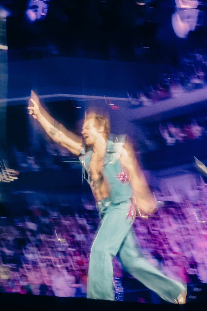 beatlesrry's tweet photo. 🏡🤠HARRY’S HOUSE N6🤠🏡
Harry Styles Live At Moody Center Austin,TX Night 6/6 https://t.co/RcrJPO4bW5