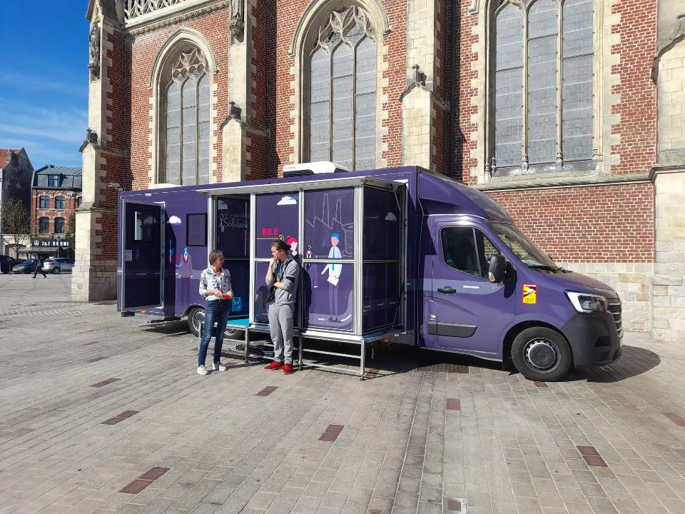 caro_bln's tweet photo. Histoire de mettre toutes les chances de leurs côtés pour leur prochain entretien, @poleemploi_HDF #Tourcoing mobilise @LaCravateSolidR sur une séance relooking et coaching pour 5 de ses demandeurs d'emploi, ravis, tenue comprise ! https://t.co/DgumgzDWMa