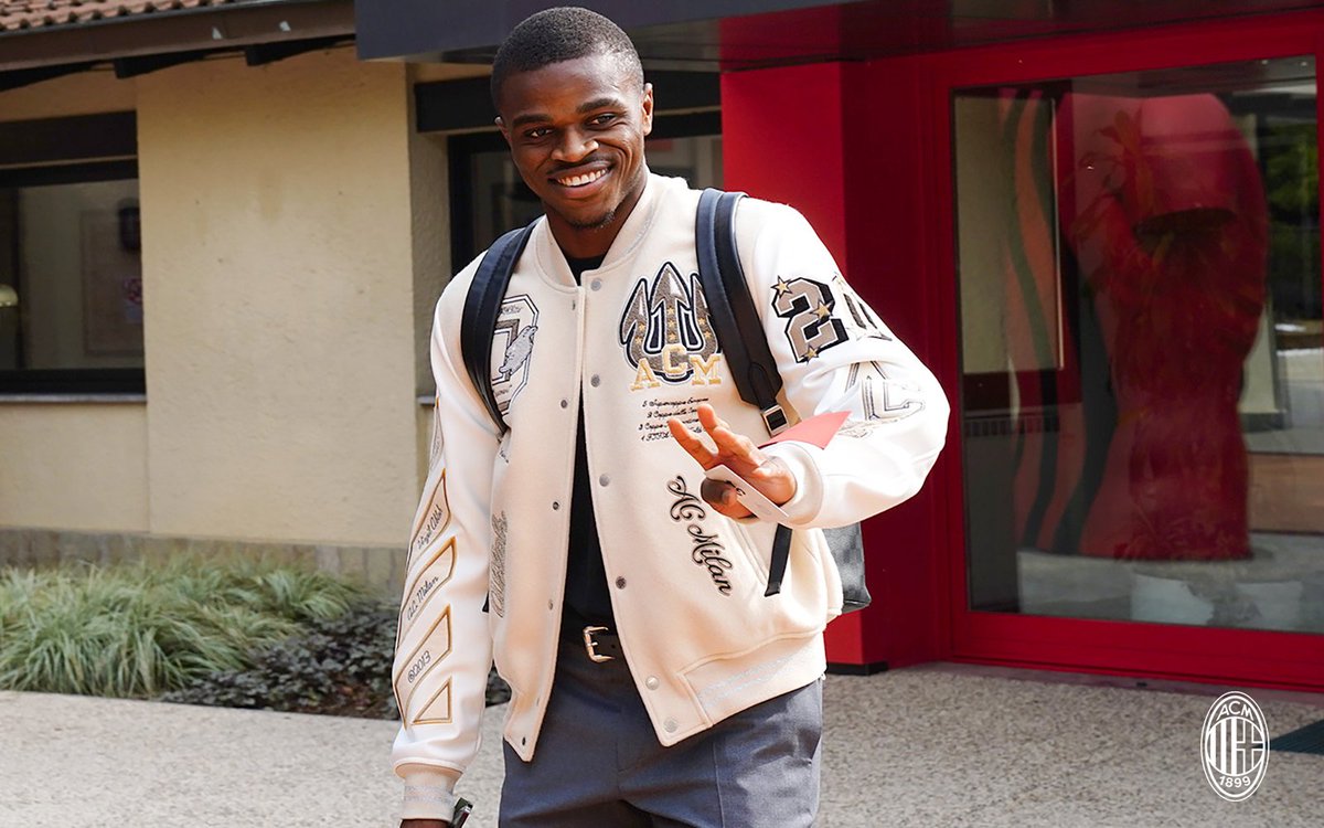 SempreMilanCom's tweet photo. 😎 Thoughts on the new @acmilan x @OffWht jackets? 🔴⚫️ https://t.co/TYtpzhGKk8