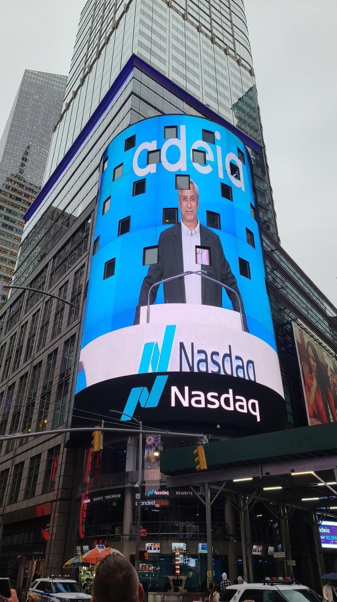 فخور جدا ان ارى ابن بلدي الجزائري 🇩🇿 البروفيسور بلقاسم #حبه  في واجهة بنايات التايم سكوار TIMES SQUARE بنيويورك بالولايات المتحدة الامريكية و ذلك للمرة الثانية في تاريخ شركته. تم البارحة تقسيم الشركة التي يشغل فيها منصب  نائب رئيس. نقول مبروك الاستاذ الذي يشرفنا دائما