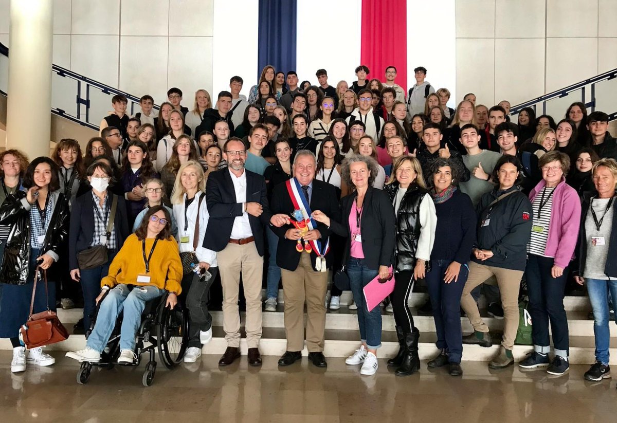 SCLSinaction's tweet photo. Erasmus students in Brest's city hall
#schoolsinaction #climateservicelearning #servicelearning #erasmusplus #reducingcarbonfootprint https://t.co/1L90WoHjRj