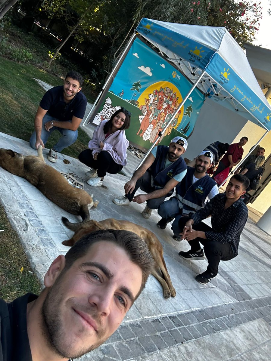 iyigenclik_35's tweet photo. İYİ Parti İzmir Gençlik Kolları Çevre ve Ekoloji Politikaları İl Başkan Yardımcımız Sanem GELEN ve İYİ Parti Gençlik Kolları İzmir İl Başkanımız Kaan ALTINDAĞ'ın katılımıyla 4 Ekim Hayvanları koruma Gününde stant açarak Mama dağıtımı yaptık. 
🐾"PATİNİZE SAĞLIK"🐾 https://t.co/lYNOWUPQzk