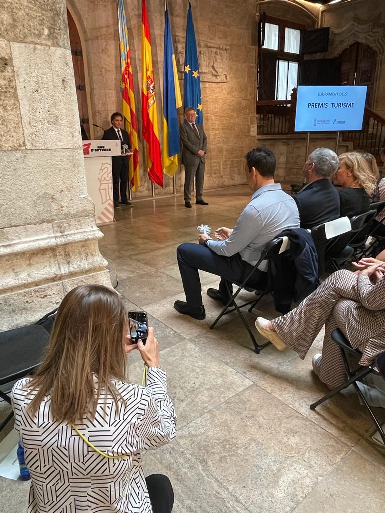 AguaySalComunic's tweet photo. Nuestro cliente #MardeFulles recibió ayer el galardón de los #PremisTurisme 2022 de las manos del president de la @generalitat, Ximo Puig. Este premio de #turismosostenible, reconoce el crecimiento económico sostenible y la protección del medio ambiente. ¡Enhorabuena, equipo! 🍃 https://t.co/LnJKuAO3xa