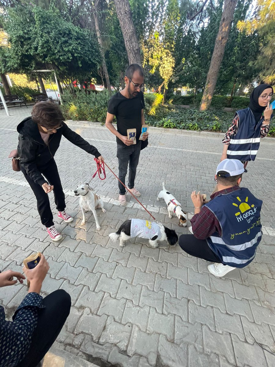 İYİ Parti İzmir Gençlik Kolları Çevre ve Ekoloji Politikaları İl Başkan Yardımcımız Sanem GELEN ve İYİ Parti Gençlik Kolları İzmir İl Başkanımız Kaan ALTINDAĞ'ın katılımıyla 4 Ekim Hayvanları koruma Gününde stant açarak Mama dağıtımı yaptık. 
🐾"PATİNİZE SAĞLIK"🐾