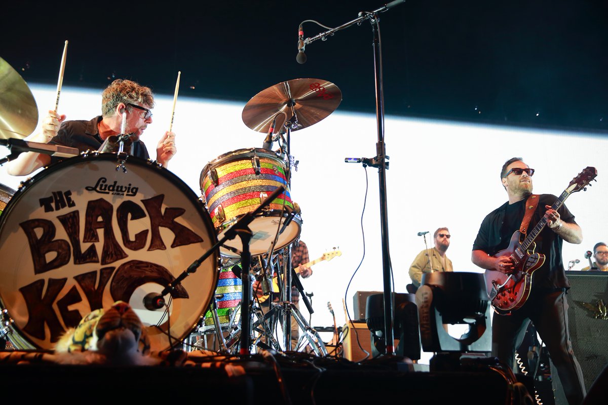 RogersArena's tweet photo. We have a love that keeps us waitin' - it was the #DropoutBoogie Tour coming to Vancouver! 🎸
Thanks for an unforgettable night, @theblackkeys! https://t.co/vdkXNKyqNj