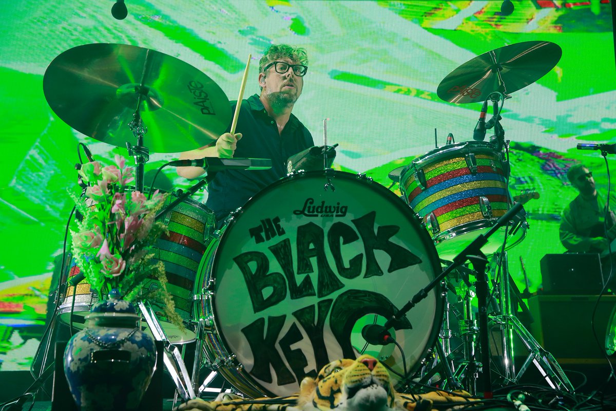 RogersArena's tweet photo. We have a love that keeps us waitin' - it was the #DropoutBoogie Tour coming to Vancouver! 🎸
Thanks for an unforgettable night, @theblackkeys! https://t.co/vdkXNKyqNj