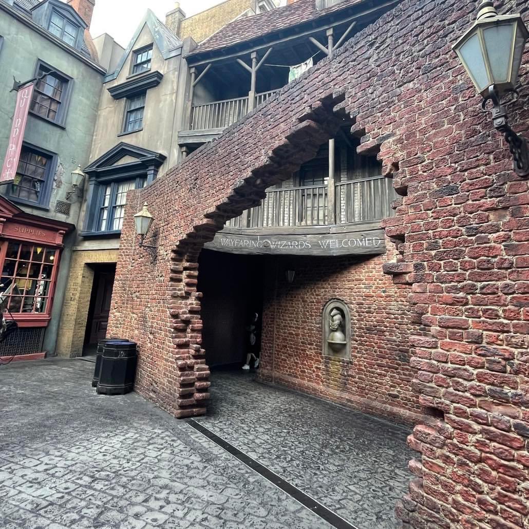 SusieQTravels's tweet photo. Anyone want to go grab a butterbeer? I know a great place 😏
Please book with me today!! ✨
#SusieQTravels #Travel #Vacation #IBookAllDestinations #AgencyDirector #KingdomDestinations #UniversalPreferredAgency
#UniversalOrlando #UniversalHollywood #WizardingWorldOfHarryPotter https://t.co/pI14Wg3wGe
