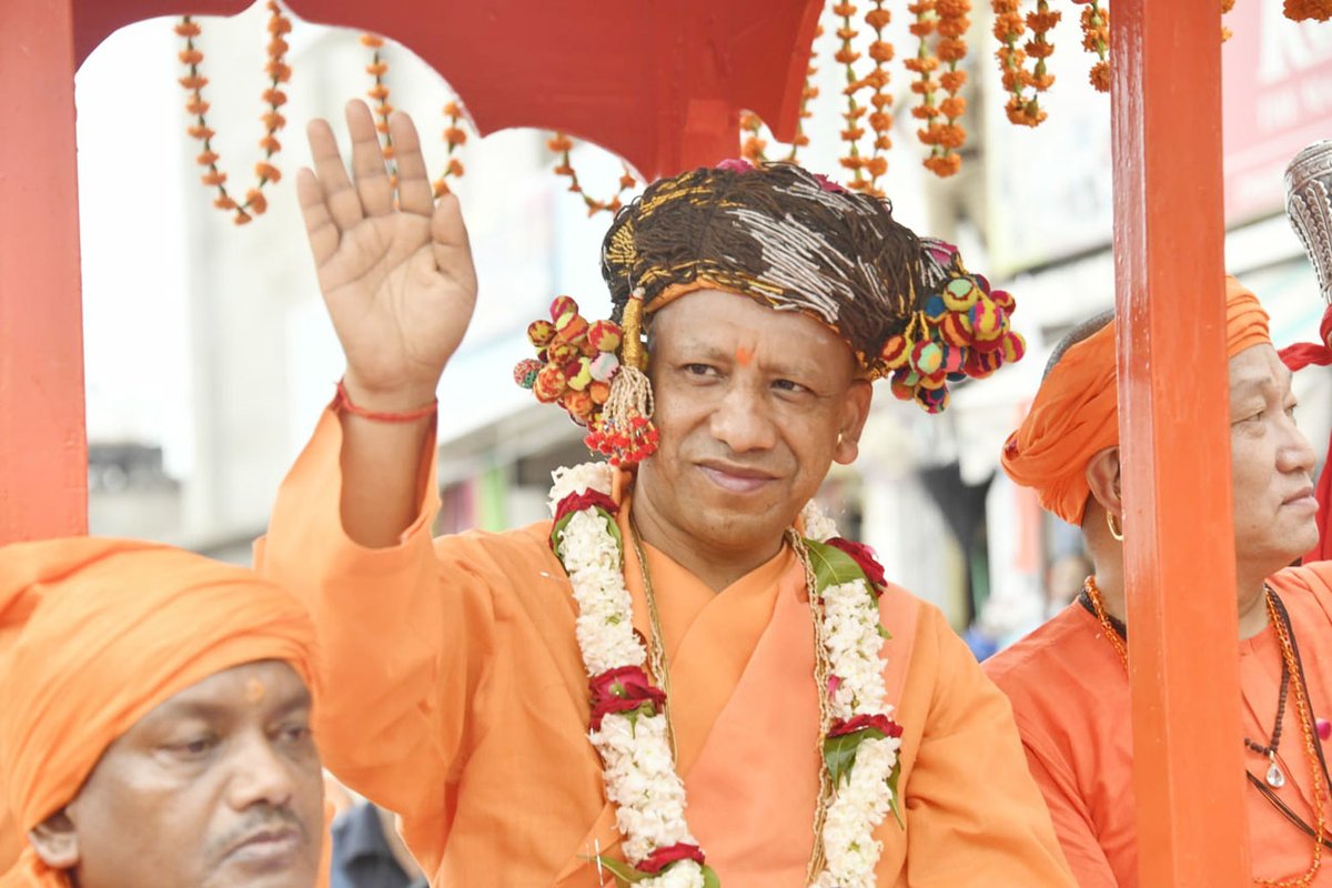 myogiadityanath's tweet photo. आज विजयादशमी के अवसर पर @GorakhnathMndr से अधर्म, असत्य व अत्याचार पर धर्म, सत्य व न्याय की विजय का उद्घोष करती भव्य शोभायात्रा निकाली गई।

शोभायात्रा के पश्चात रामलीला मैदान में मर्यादा पुरुषोत्तम भगवान श्री राम व माता जानकी के प्रतीक स्वरूपों का तिलक-वंदन कर उनका अभिषेक किया। https://t.co/4fkMz8zxzx