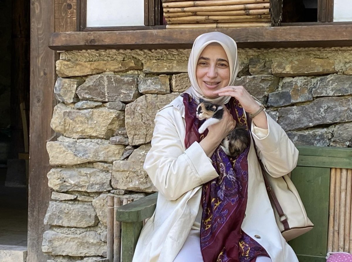 Koruyalım 
Sahiplenelim 
En çok da sevelim…

Bir de havalar soğuyor. Kediler arabalara saklanmaya başladı. Araçları çalıştırmadan önce kontrol etmeyi ihmal etmeyelim.  🚗 🐈 

#4EkimHayvanlarıKorumaGünü