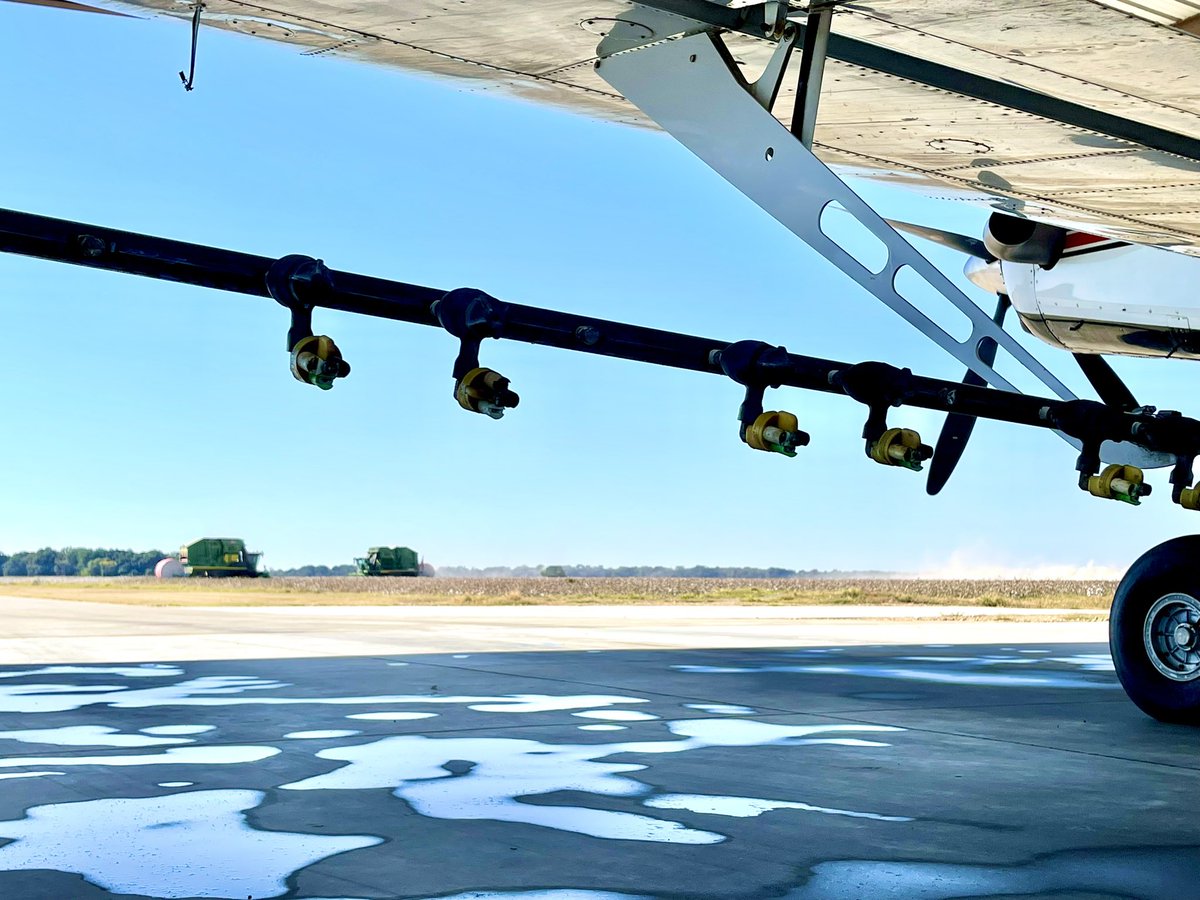 bottomsupflying's tweet photo. It was #twopickertuesday in Downtown Varner… until the third one came around the back side of the hangar. Surprises around every corner! #getitgregg #freefarm #triplef #at602 #airtractor #farmtractorsaregreen #airtractorsarewhite #bottomsup #cotton #fabricofourlives https://t.co/LmZ2JWV4df