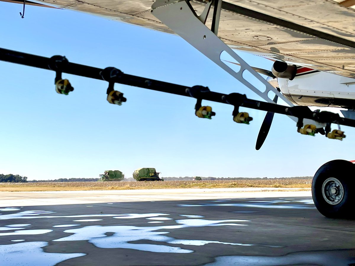 bottomsupflying's tweet photo. It was #twopickertuesday in Downtown Varner… until the third one came around the back side of the hangar. Surprises around every corner! #getitgregg #freefarm #triplef #at602 #airtractor #farmtractorsaregreen #airtractorsarewhite #bottomsup #cotton #fabricofourlives https://t.co/LmZ2JWV4df