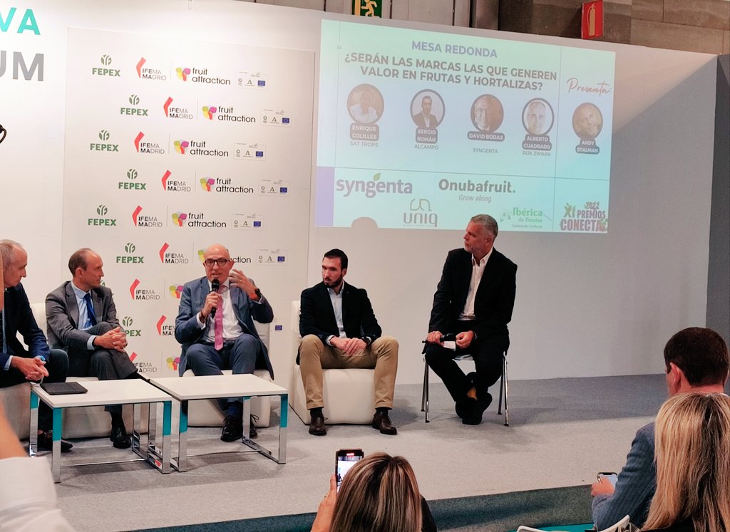 SyngentaES's tweet photo. 🤔 ¿Serán las marcas las que generan valor en frutas y hortalizas?

🗣️ @dbodasr participa en la mesa redonda dentro del marco de los #PremiosConecta moderados por @AndyStalman.

📍Innova Forum #FruitAttraction22 https://t.co/52R6IkiIzZ