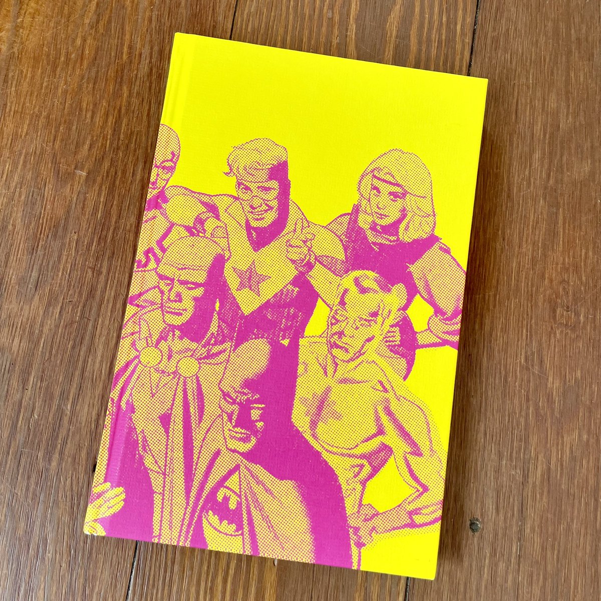 BernhardPiroska's tweet photo. A timeless mystery thriller👌
👉 #HumanTarget Vol.1 
by master storytellers @TomKingTK and @SavageSmallwood
Enjoy! 👍
—
© @DCComics
—
#DCComics #dcblacklabel #comics #comicart #justiceleague #justiceleagueinternational #jli #lexluthor #ice #christopherchance #readmorecomics 
—
B. https://t.co/IKM5wP11fT