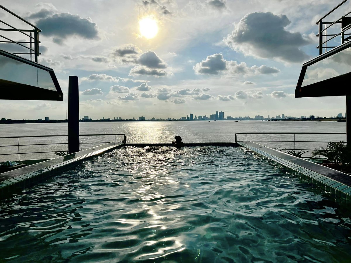 ScenicEmerald's tweet photo. It's day 2 of our #EmeraldCruises Mekong Fam trip, and our fantastic agents and sales manager, William, are having a fabulous time on board Emerald Harmony.
This evening they'll enjoy our Phnom Penh by City Lights tour and visit a distillery for a tour &amp; tasting. #EmeraldMOMENTS https://t.co/CyB9h7JWax
