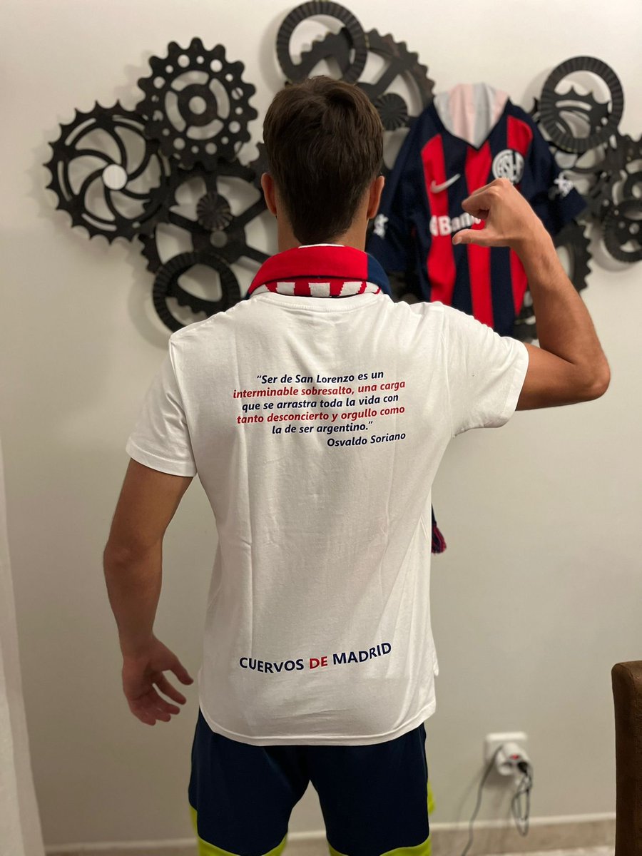 DebateSL's tweet photo. 👕💬 · "Ser de #SanLorenzo es un interminable sobresalto, una carga que se arrastra toda la vida con tanto desconcierto y orgullo como la de ser argentino"

✍️ Osvaldo #Soriano

Álvaro #Killane, arquero de la selección Sub 20, posando con esta hermosa camiseta. 💙❤️ https://t.co/aWyhBxvzE6
