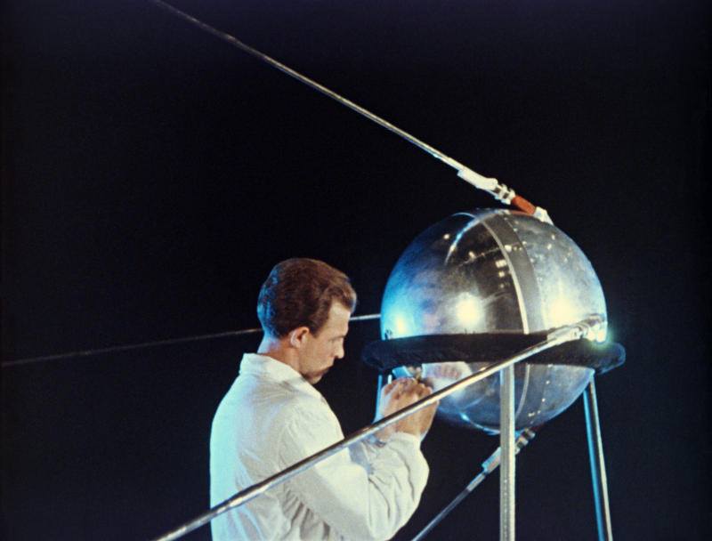 Link4Universe's tweet photo. Oggi, 4 Ottobre, sono 65 anni esatti dal lancio dello #Sputnik1, il primo satellite dell'umanità, nel 1957, da parte dell'allora Unione Sovietica. Rimasto in orbita solo fino al 4 Gennaio 1958 ed attivo per circa 21 giorni, fu un momento storico di enorme importanza! https://t.co/oPCW5ojyMN