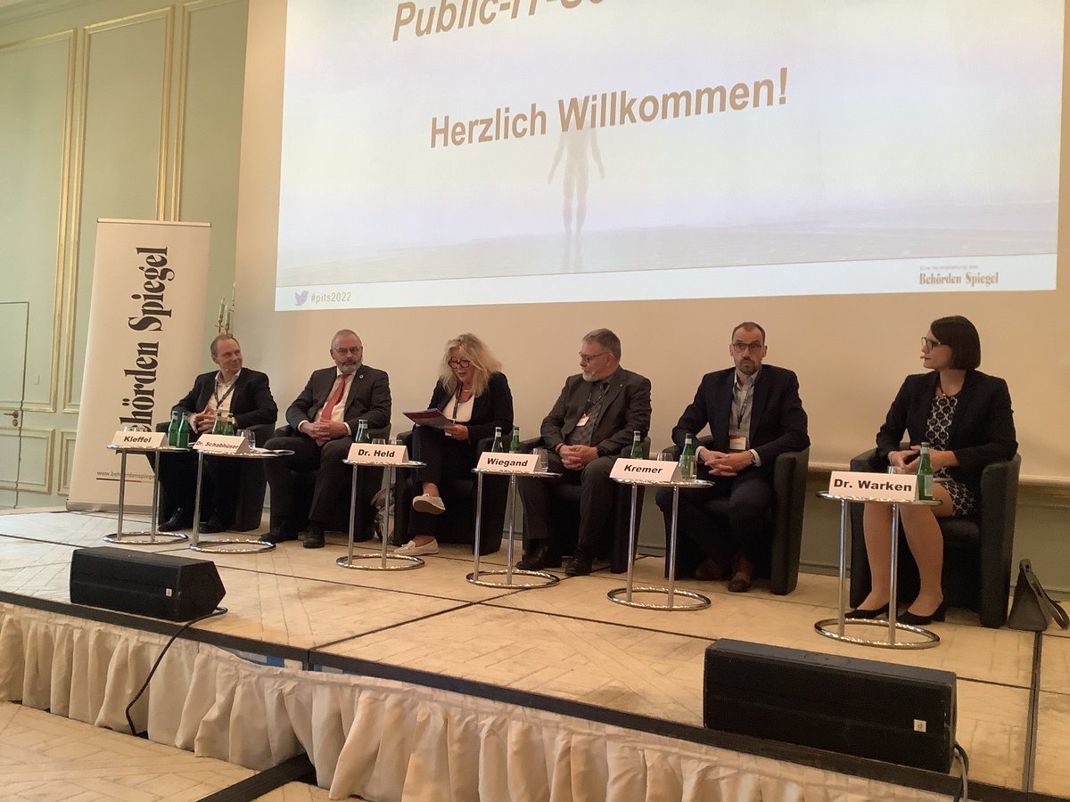 BehoerdenNews's tweet photo. Gemeinsam ist man stärker! Wie Kompetenzen für eine sichere öffentliche IT-Architektur gebündelt werden können, diskutieren die Experten des @BSI_Bund, der @FITKOfoederal und von Hessen3C sowie des #csbw. #PITS2022 https://t.co/q8jexyJvzs