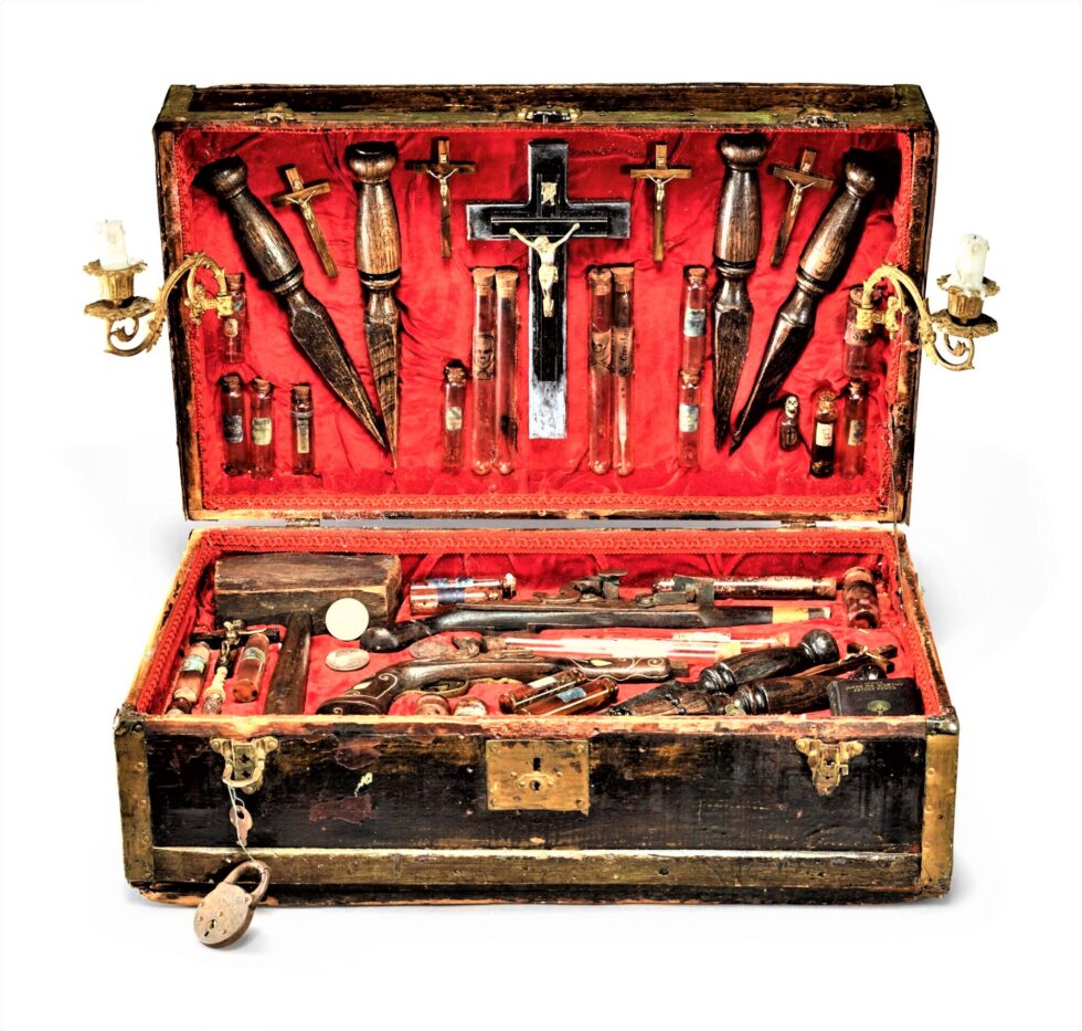 Knights_Auction's tweet photo. A vampire-slaying kit once owned by the former administrator of British India more than two centuries ago was recently sold at auction for $20,000.
#vampire #crazyauction #americanauction #londonauction #funauction #auctionlife #auctioner #auction #proauction https://t.co/ZAV6BxHc8M