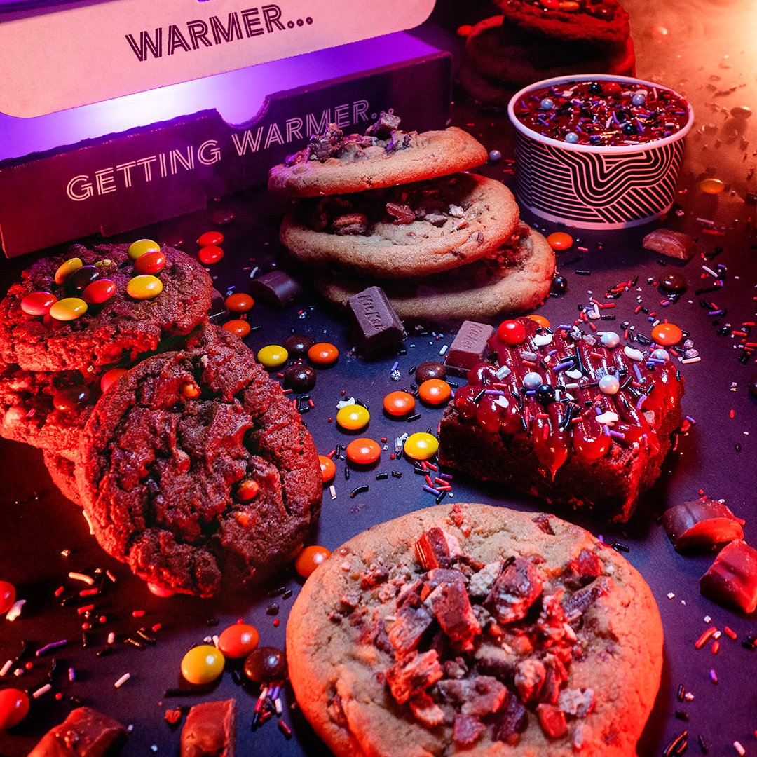 sink your teeth into new Late Night Frights - the limited-edition lineup you can't celebrate spooky szn without ➡ bit.ly/3e5kCXK 🟠Double Trouble cookies🟡 🍫Treat Bag Deluxe cookies🍫 🧛Glampire Cookie Butter🧛 ⚫️Glampire Loaded Brownie🔴 🍪Glampire Big Dipper🌟
