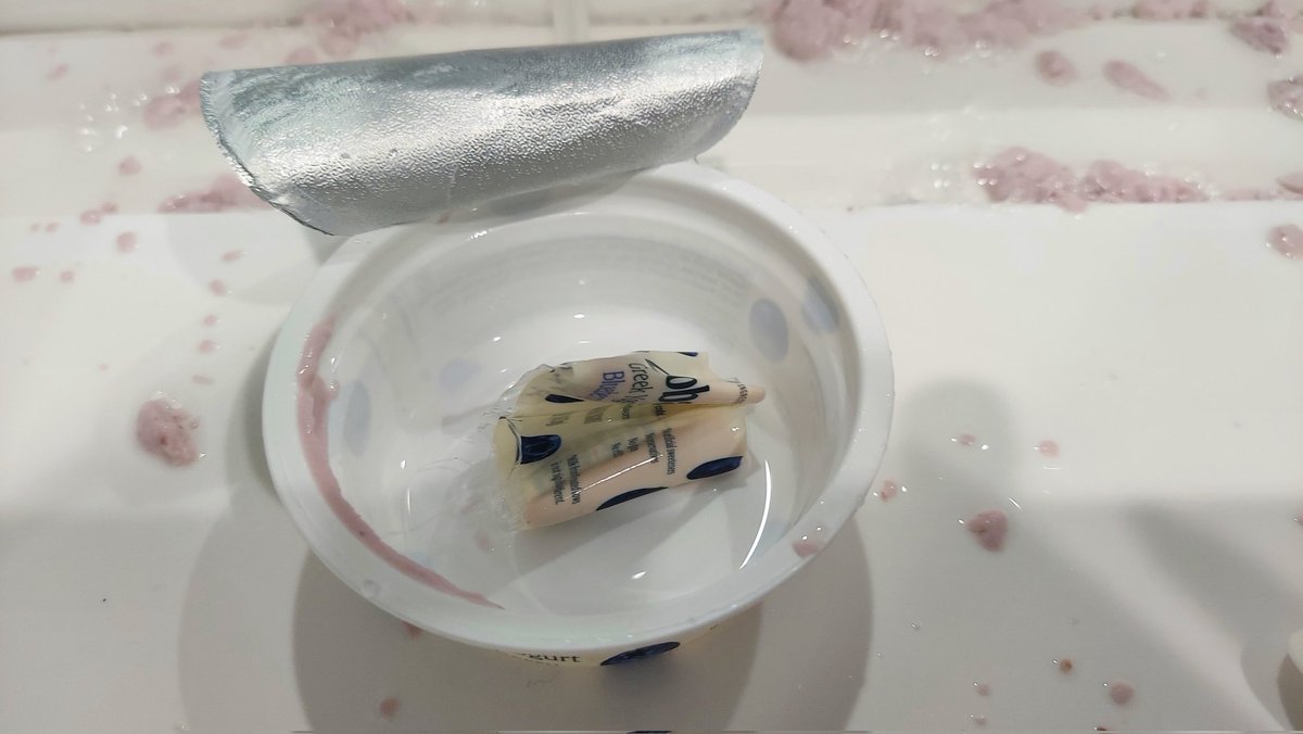 ninanet's tweet photo. Hey @Chobani what on earth 😳😵👇 https://t.co/aCrMJLRIPM