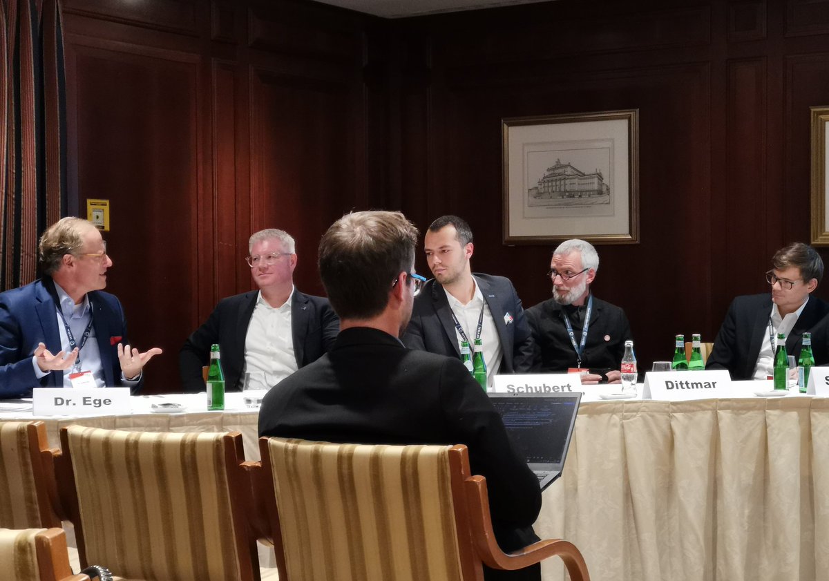 svetsight's tweet image. #PITS2022 @BehoerdenS
Panel↘️
Innovationsbremse Made in Germany:
Intelligent gegen die Regeln verstoßen,
mit Chaos starre Regeln aufbrechen,
ist auch eine Strategie! 🙏
Mit:
@KudrixD, @esatusAG,
Chr. Ege, Sprint #Innovation,
Thorsten Dittmar, #polypoly, @Quantentweet, @paulschbrt