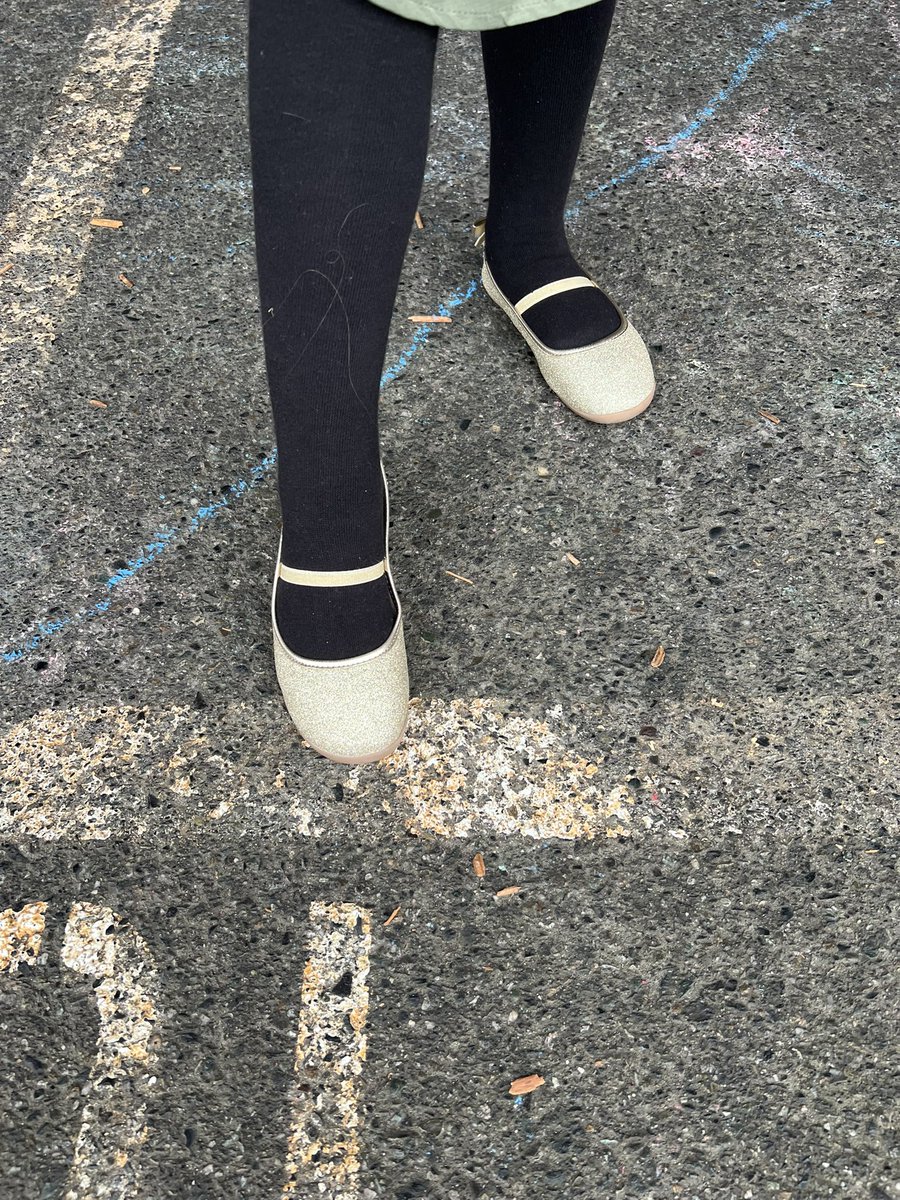 Annette94028774's tweet photo. It’s picture day at Jackson Elementary and today’s the day to wear gold, sparkly shoes! @EverettSchools https://t.co/N3b0zg2A6B