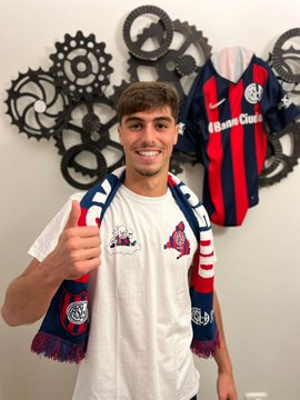 DebateSL's tweet photo. 👕💬 · "Ser de #SanLorenzo es un interminable sobresalto, una carga que se arrastra toda la vida con tanto desconcierto y orgullo como la de ser argentino"

✍️ Osvaldo #Soriano

Álvaro #Killane, arquero de la selección Sub 20, posando con esta hermosa camiseta. 💙❤️ https://t.co/aWyhBxvzE6