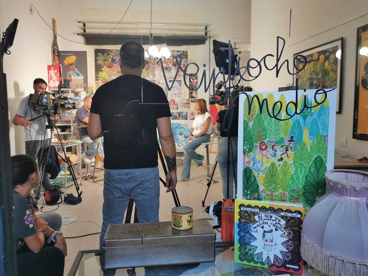 FRANCESCAGONZ37's tweet photo. Entramos en el estudio del ilustrador @VictorJaubert en La Laguna. Este domingo a las 13.15 horas por La 1, TVE habla con él. No se lo pierdan! https://t.co/2f3W6DWv0R