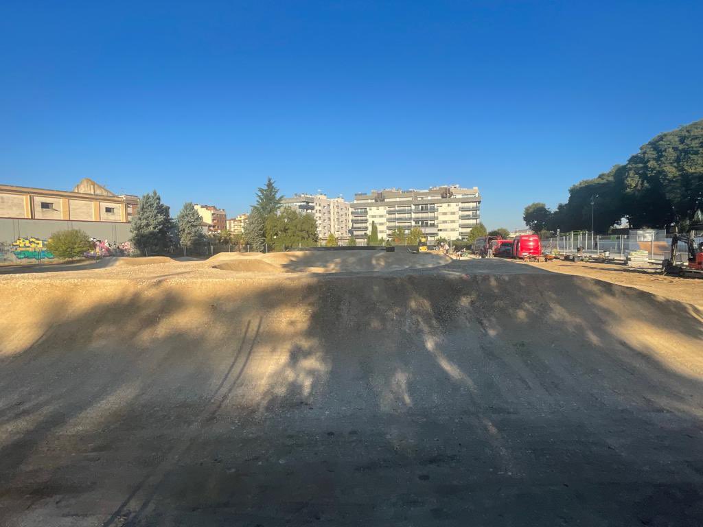 AytoMonzon's tweet image. 🚴‍♂️EL PUMPTRACK ESTARÁ CONCLUIDO EN NOVIEMBRE.

🔟Uno de los circuitos mejores de Aragón por su versatilidad.

🗣Espacio para la práctica deportiva tanto lúdica como de competición para todas las edades.

#pumptracks #monzón #bikers