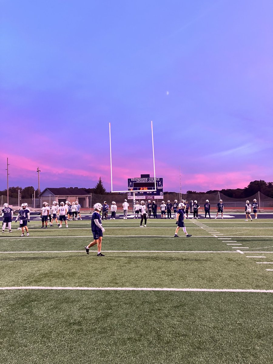 Some beautiful pictures last night from practice. New Willy is gorgeous in the fall!! ⁦@WCtitansFB⁩