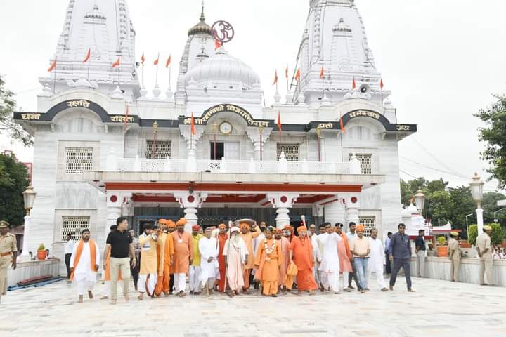 HYVMAU's tweet photo. आज विजयादशमी के अवसर पर Gorakhnath Mandir से अधर्म, असत्य व अत्याचार पर धर्म, सत्य व न्याय की विजय का उद्घोष करती भव्य शोभायात्रा निकाली गई।

शोभायात्रा के पश्चात रामलीला मैदान में मर्यादा पुरुषोत्तम भगवान श्री राम व माता जानकी के प्रतीक स्वरूपों का तिलक-वंदन कर उनका अभिषेक किया https://t.co/1VnNLUXxMe