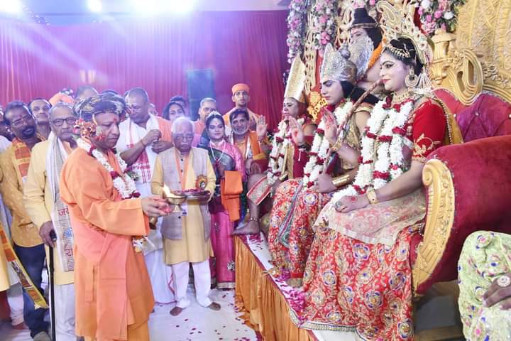 HYVMAU's tweet photo. आज विजयादशमी के अवसर पर Gorakhnath Mandir से अधर्म, असत्य व अत्याचार पर धर्म, सत्य व न्याय की विजय का उद्घोष करती भव्य शोभायात्रा निकाली गई।

शोभायात्रा के पश्चात रामलीला मैदान में मर्यादा पुरुषोत्तम भगवान श्री राम व माता जानकी के प्रतीक स्वरूपों का तिलक-वंदन कर उनका अभिषेक किया https://t.co/1VnNLUXxMe