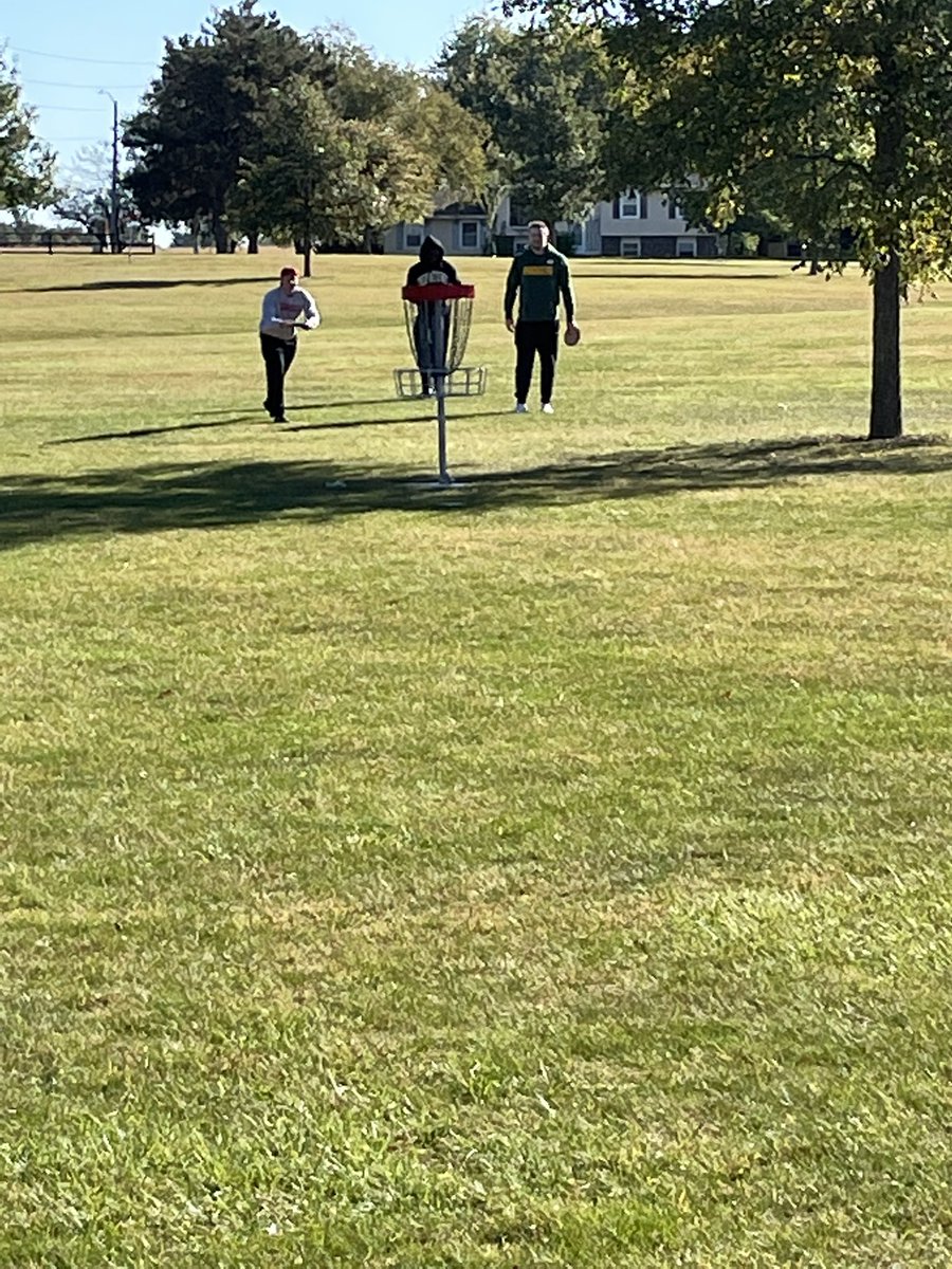 For Day ✌️of #CollegeFootballMentalHealthWeek yesterday, <a href="/RedbirdFB/">Illinois State Football</a> took some time to do something fun for their mental health. Frisbee golf tournament!