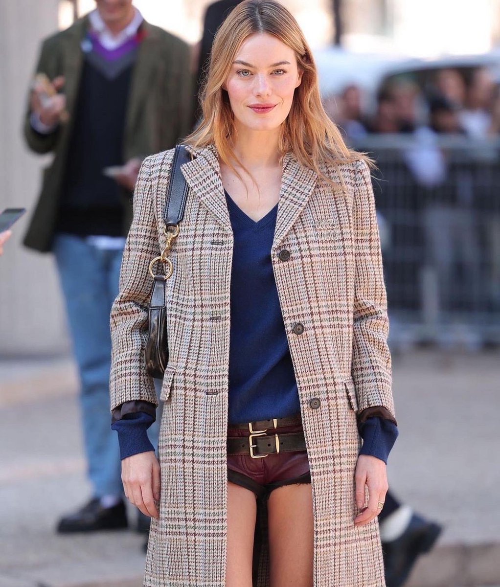 DailyCamsRowe's tweet photo. Camille Rowe today arriving at the Miu Miu Spring/Summer 2023 Fashion Show in Paris! https://t.co/6aAxzQ91K7