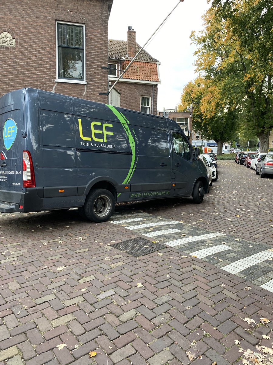 Waar laat ik nou toch mijn bedrijfsautotje…… gewoon, in de bocht waar je niet moet staan in een woonwijk. #lekkerveilig