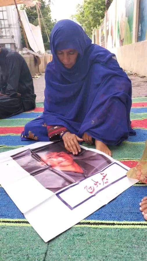 SultanaBaloch77's tweet photo. A mother who waits for her son until his arrival, who wakes up at night and prays for her son to come, so that the moment in my life comes when my door opens and Shabir Jan's face appears in front of me. 💔💔😥
#SaveShabirBaloch 
@UN @UNGeneva @UNHumanRights @amnesty https://t.co/3PM3qX5MCC