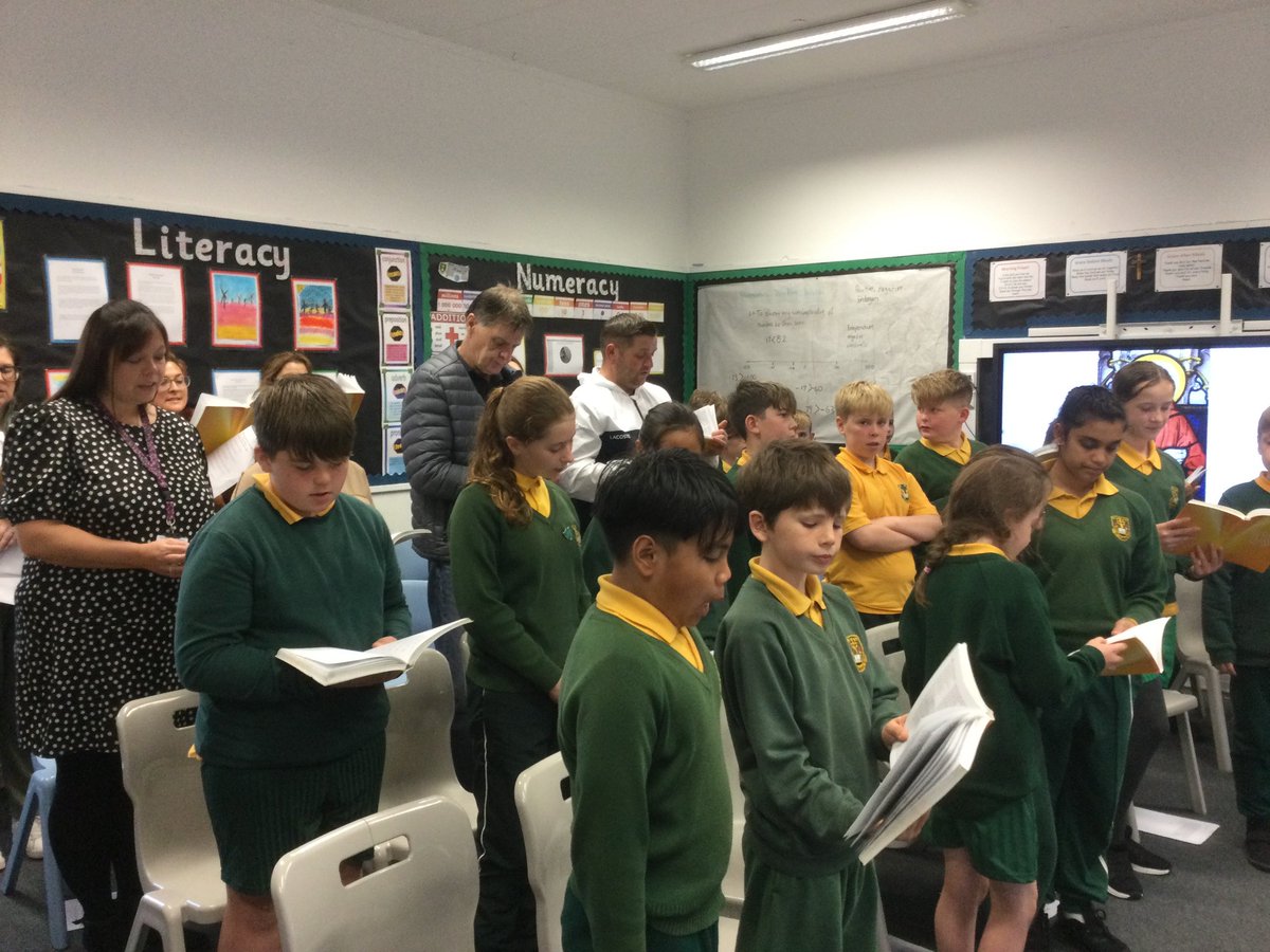 StDominicPS's tweet photo. Wonderful class mass in P6/7 today on the feast of St.Francis of Assisi. Thank you to Canon Tom and the parents who came along. https://t.co/iLjqMAFtVK