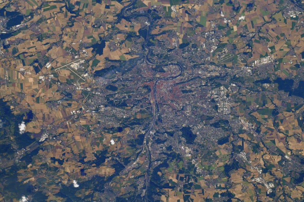 Dobrý den, Praha! 🇨🇿 This week, Prague turns into a hotspot for #Europe's space community as it hosts European Space Week 2022! And if you want more, don't miss the thousands of World Space Week space events starting today! #EUSW #EUSpace #WSW2022 #MissionMinerva