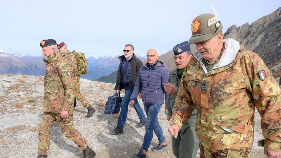 gianlucarizzo46's tweet photo. Si concludono due giorni in #AltoAdige dedicati all'#Artico come grande risorsa strategico-militare e oggi all'esercitazione #Vertigo rientrante nell'attività addestrativa #AlpineStar accanto alle #truppe alpine, risorsa importantissima per il sistema di sicurezza nazionale. https://t.co/8ATU64Ql27