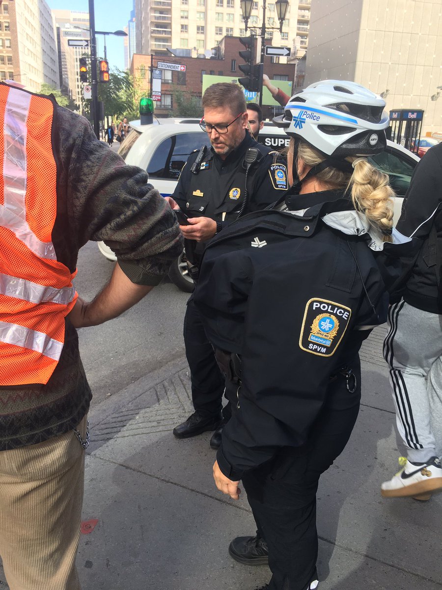 ZachFortierMTL's tweet photo. Thin blue line spotted questioning fall reading week protesters. @Linknewspaper https://t.co/80a1uySbku